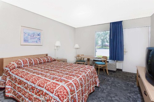 Knights Inn - Fredericksburg - image 2
