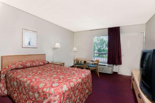 Knights Inn - Fredericksburg - image 7