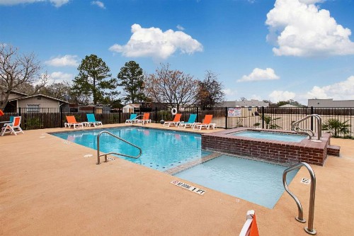Comfort Inn and Suites Fredericksburg - image 10