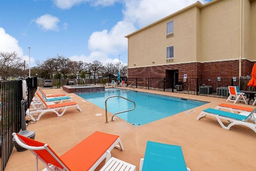 Comfort Inn and Suites Fredericksburg - image 13