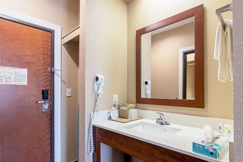 Comfort Inn and Suites Fredericksburg - image 16