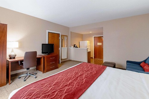 Comfort Inn and Suites Fredericksburg - image 17