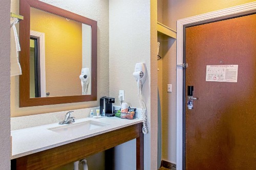 Comfort Inn and Suites Fredericksburg - image 27