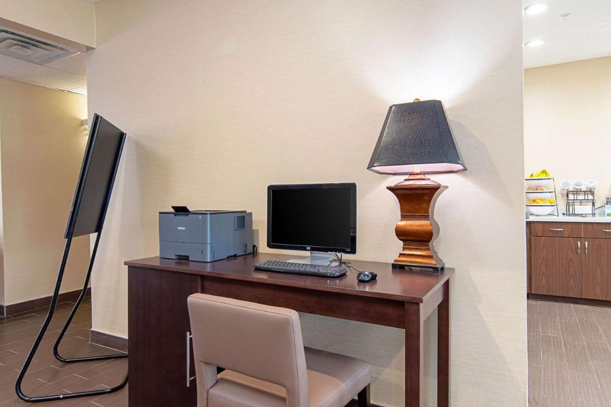 Comfort Inn and Suites Fredericksburg - image 5