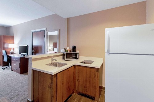 Comfort Inn and Suites Fredericksburg - image 8