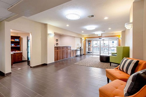 Comfort Inn and Suites Fredericksburg - image 9