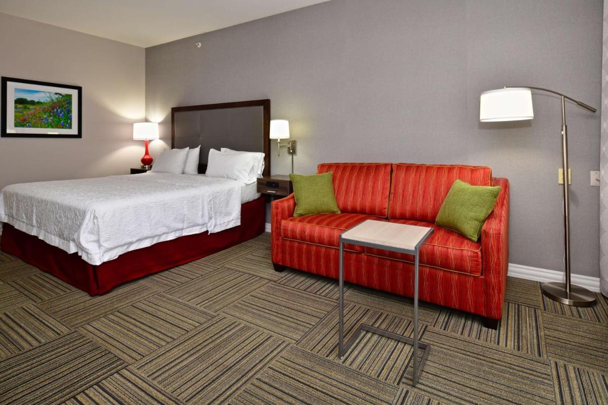 Hampton Inn & Suites Fredericksburg - image 2