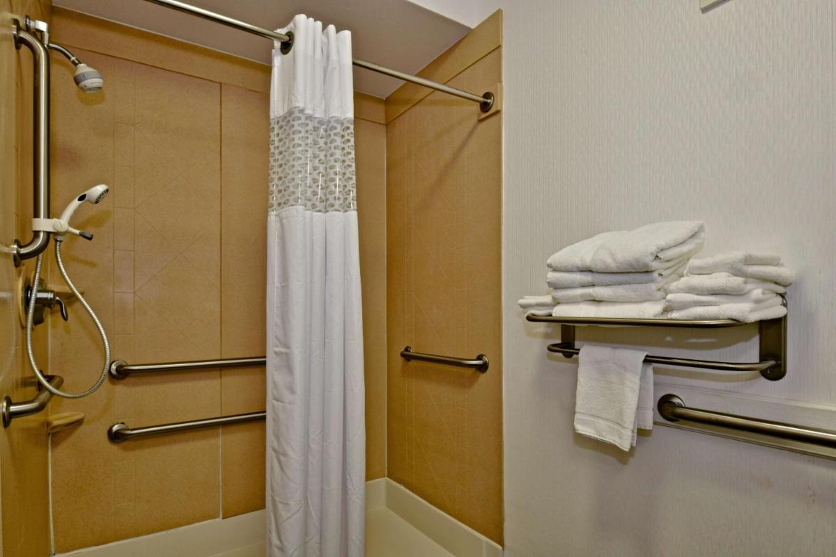 Hampton Inn & Suites Fredericksburg - image 4