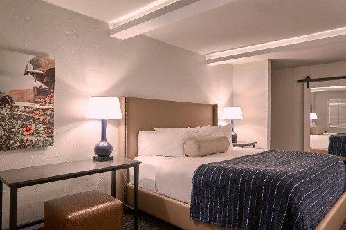 Fredericksburg Inn and Suites - image 10