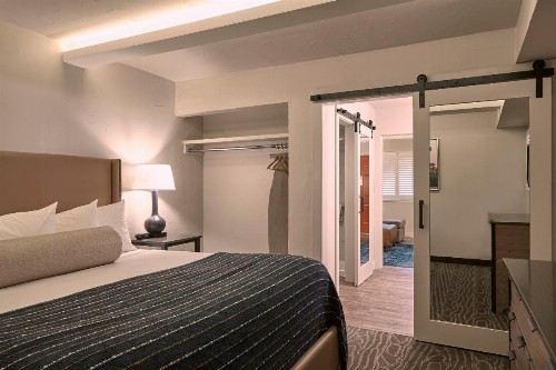Fredericksburg Inn and Suites - image 11