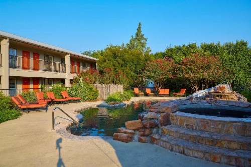 Fredericksburg Inn and Suites - image 17