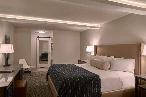 Fredericksburg Inn and Suites - image 27