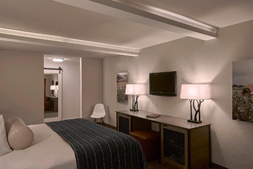 Fredericksburg Inn and Suites - image 30
