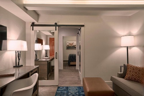 Fredericksburg Inn and Suites - image 33