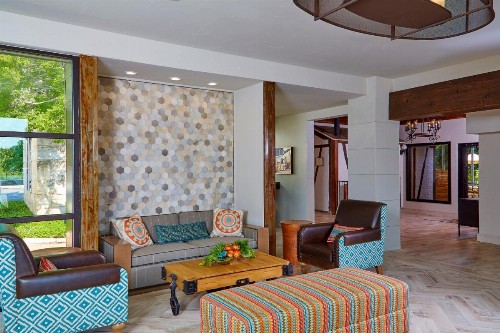 Fredericksburg Inn and Suites - image 5