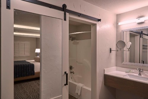 Fredericksburg Inn and Suites - image 8
