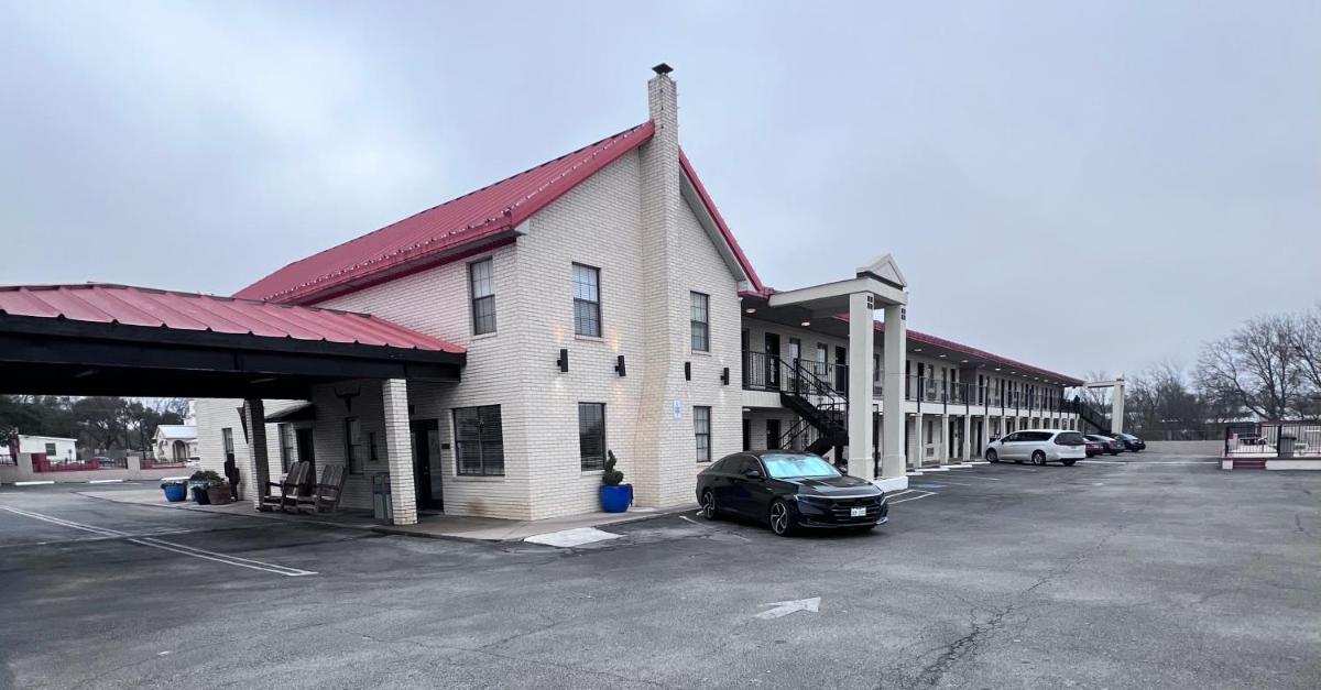 Super 8 by Wyndham Fredericksburg - main image