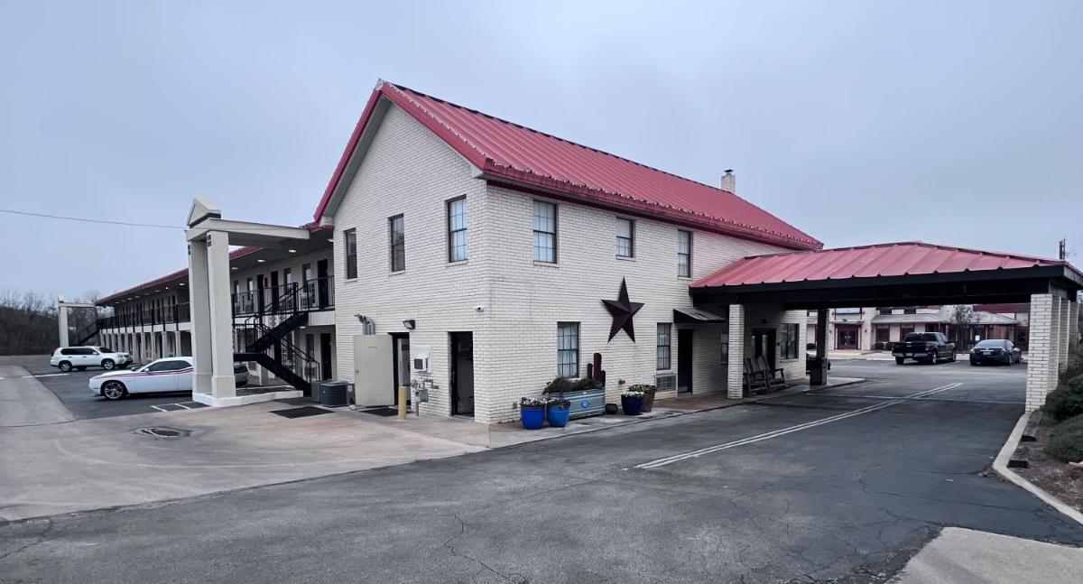 Super 8 by Wyndham Fredericksburg - image 2