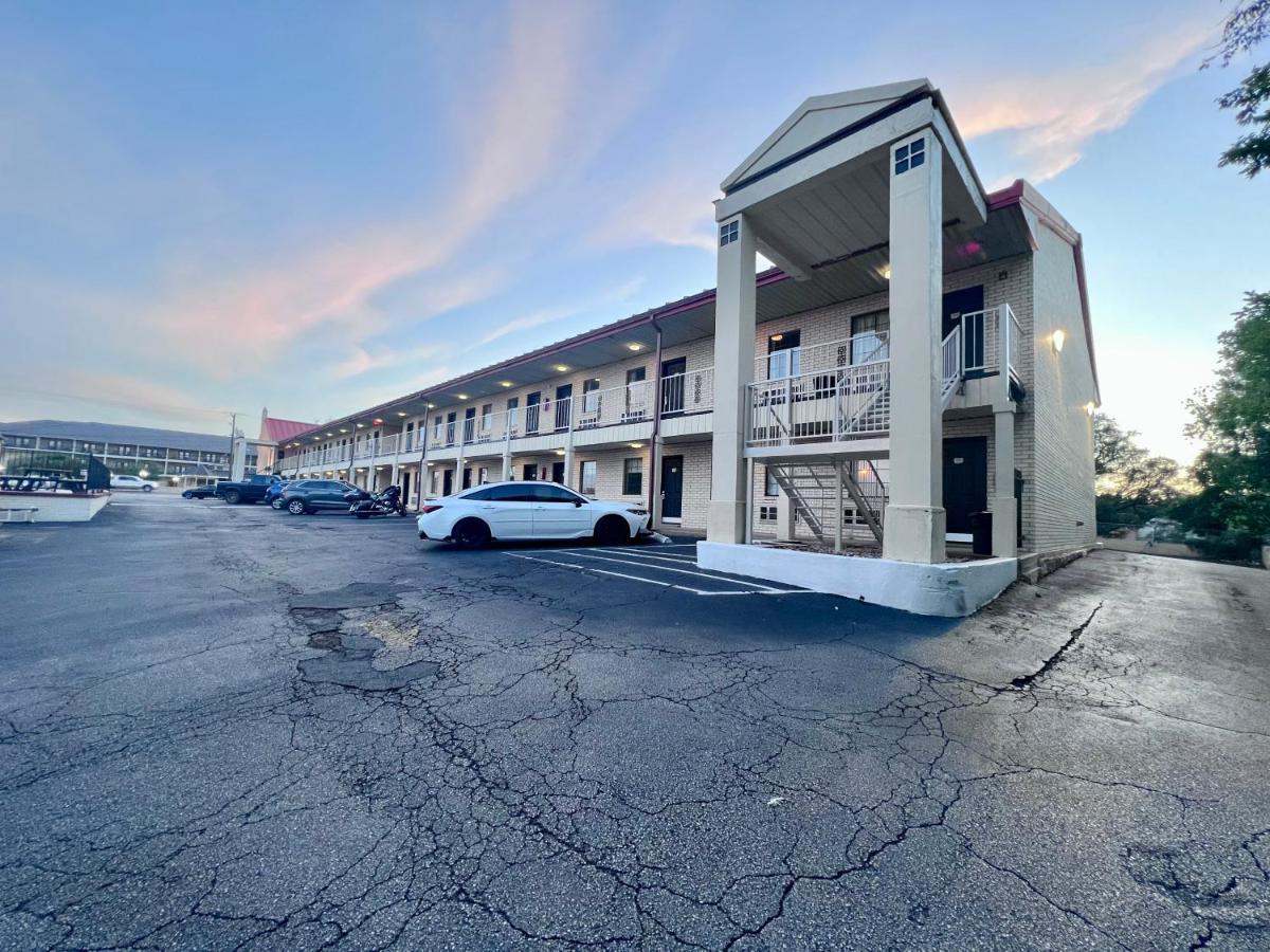 Super 8 by Wyndham Fredericksburg - image 6