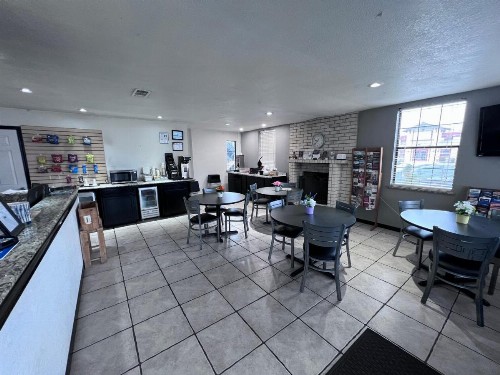Super 8 by Wyndham Fredericksburg - image 7