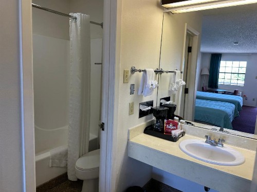 Windcrest Inn and Suites - image 10