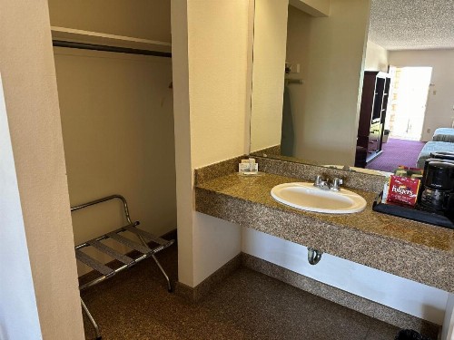 Windcrest Inn and Suites - image 16