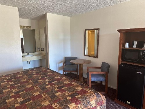 Windcrest Inn and Suites - image 3