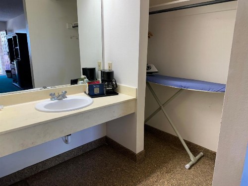 Windcrest Inn and Suites - image 30