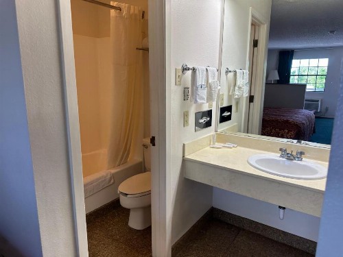 Windcrest Inn and Suites - image 32