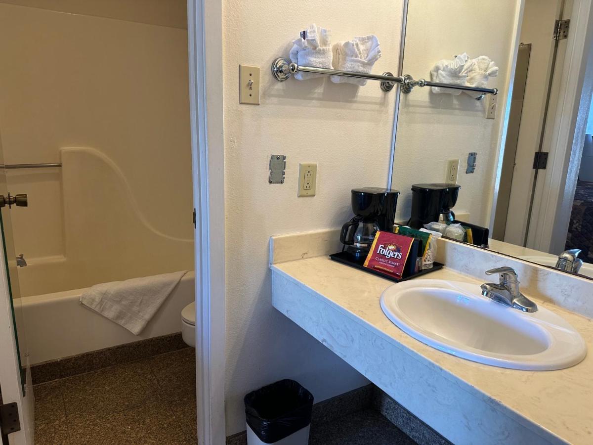 Windcrest Inn and Suites - image 4