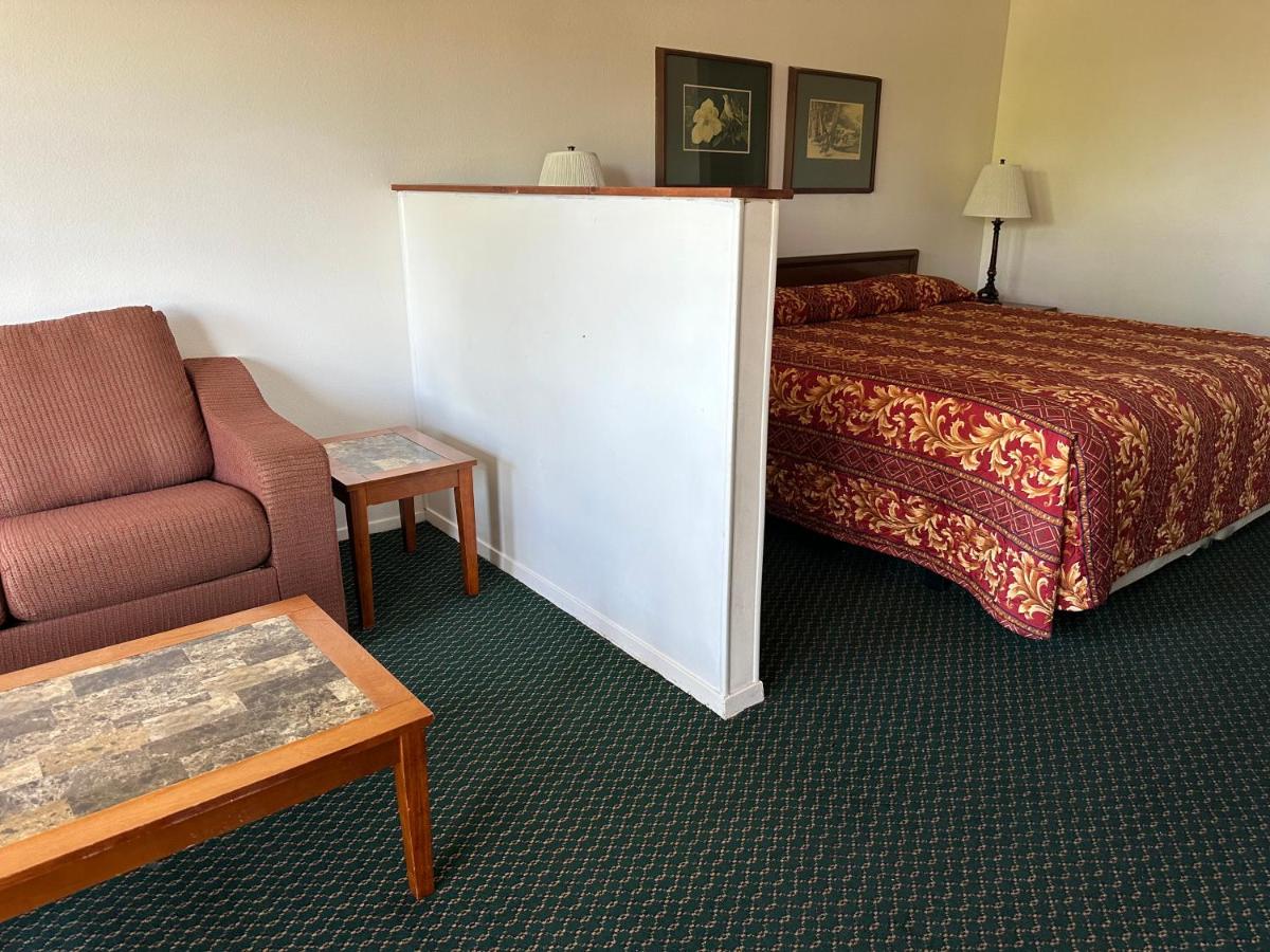 Windcrest Inn and Suites - image 7