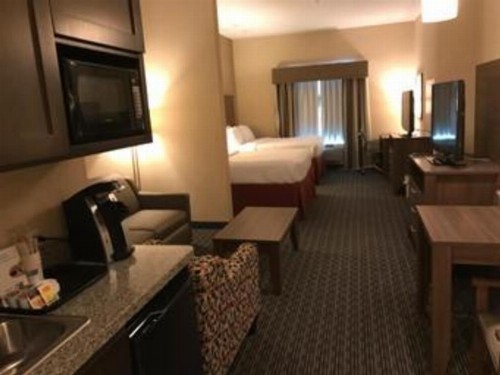Holiday Inn Express & Suites Fredericksburg - image 11