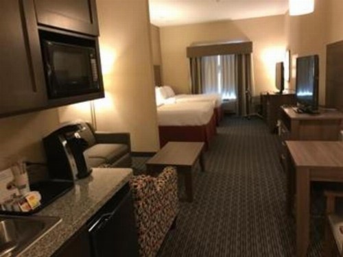 Holiday Inn Express & Suites Fredericksburg - image 13