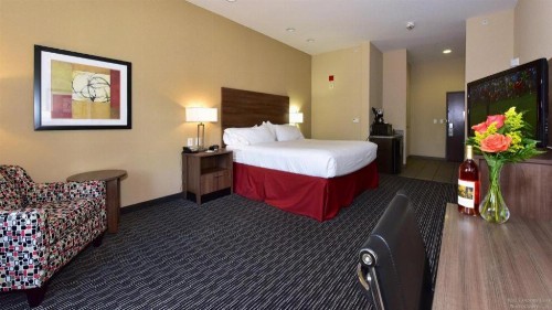 Holiday Inn Express & Suites Fredericksburg - image 14