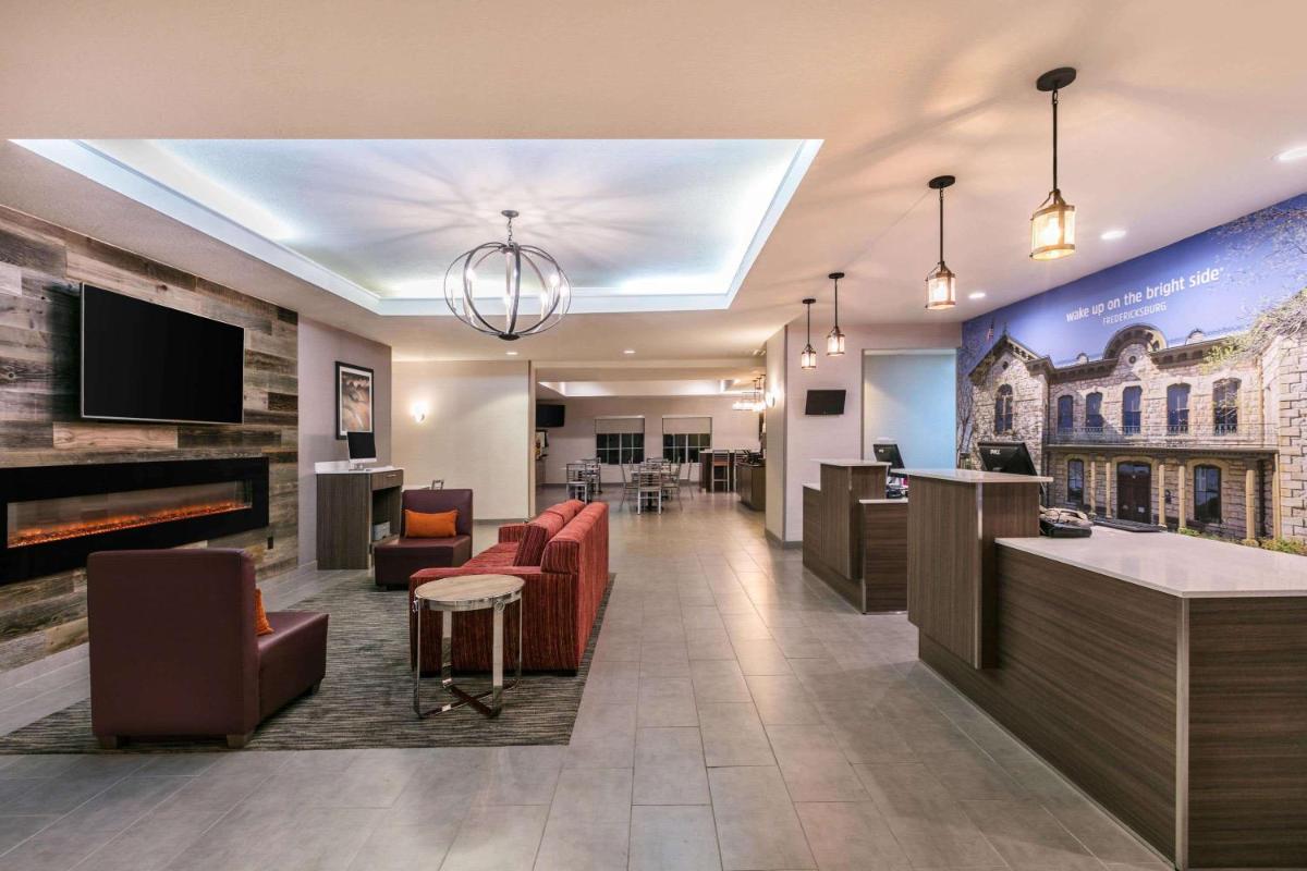 La Quinta by Wyndham Fredericksburg - image 2