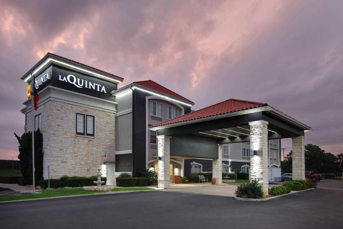 La Quinta by Wyndham Fredericksburg - image 5