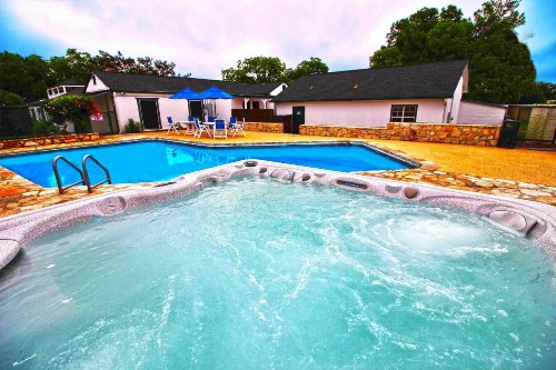 Peach Tree Inn & Suites - image 2