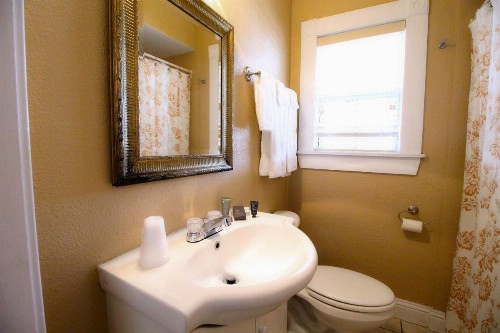Peach Tree Inn & Suites - image 25