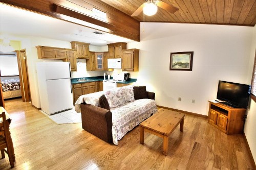 Peach Tree Inn & Suites - image 3