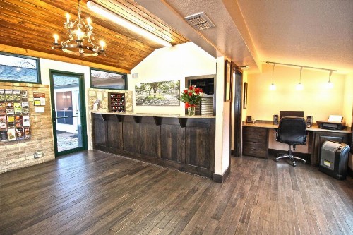 Peach Tree Inn & Suites - image 32
