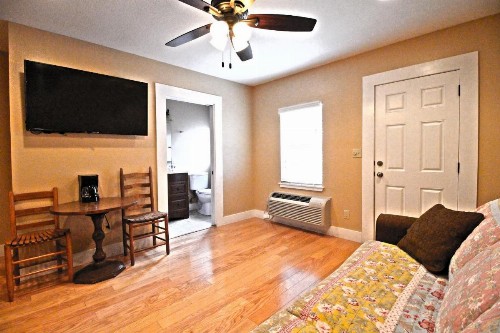 Peach Tree Inn & Suites - image 33