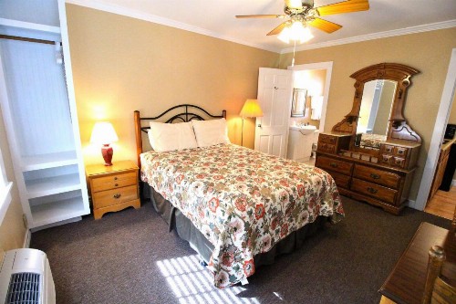 Peach Tree Inn & Suites - image 35
