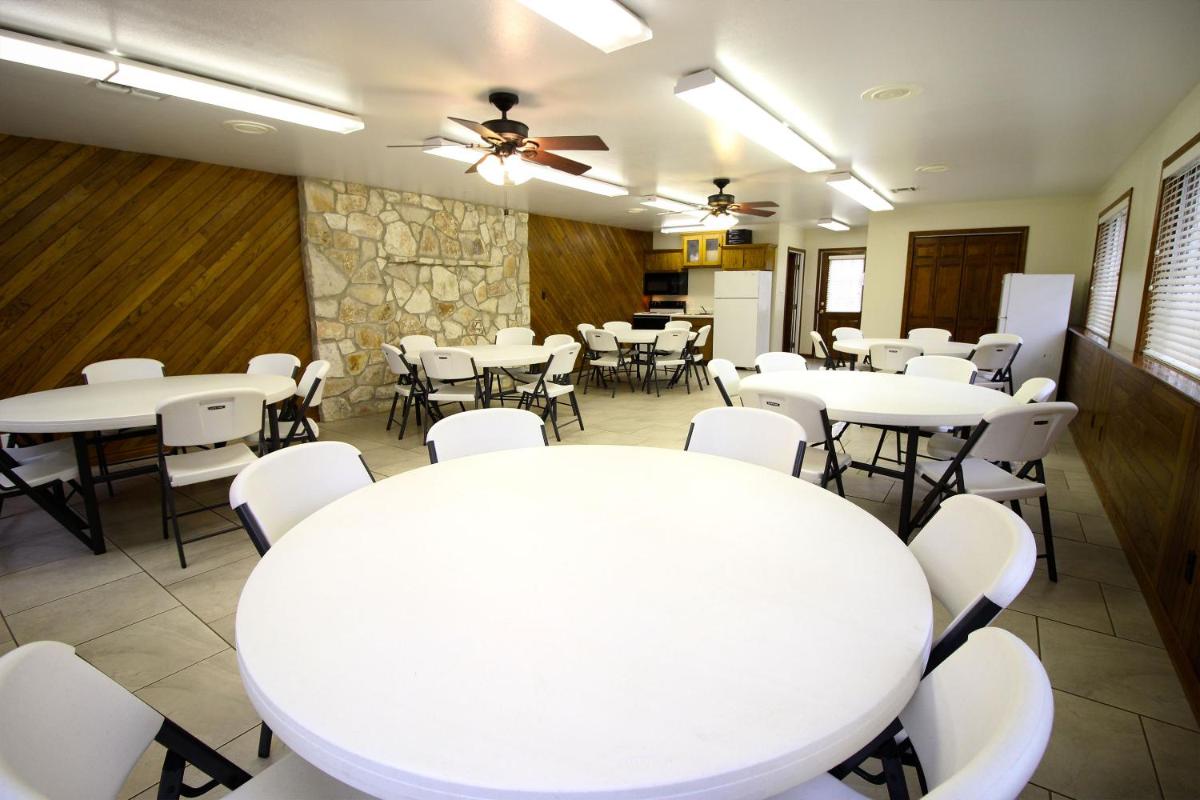 Peach Tree Inn & Suites - image 4