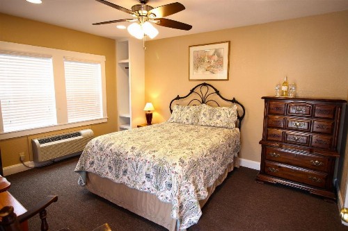 Peach Tree Inn & Suites - image 40