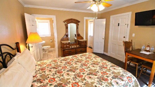 Peach Tree Inn & Suites - image 44