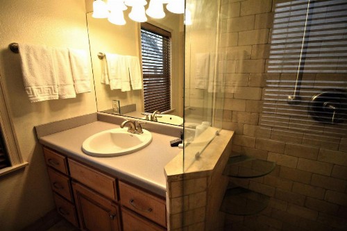 Peach Tree Inn & Suites - image 8
