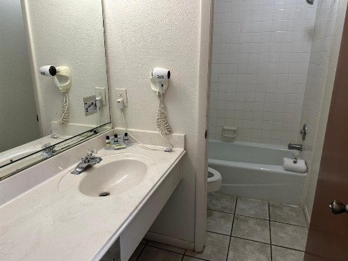 Sunset Inn and Suites - image 33