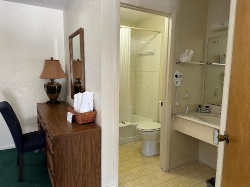 Sunset Inn and Suites - image 37