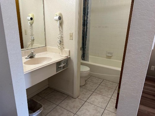 Sunset Inn and Suites - image 38