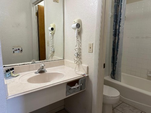 Sunset Inn and Suites - image 4